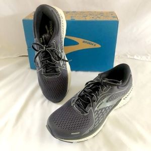 New, never worn Men's Brooks Adrenaline GTS 21 Running Shoes.  Pristine
